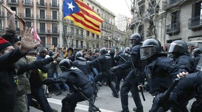Protestas en Barcelona por la detención del expresidente catalán Carles Puigdemont.