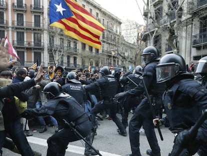 Protestas en Barcelona por la detención del expresidente catalán Carles Puigdemont.