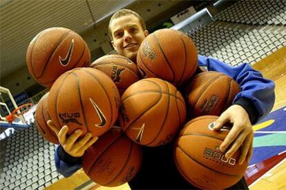 Luke Recker, en el Pabellón de Fontajau tras un entrenamiento.