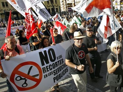 Protesta de funcionaris a València contra les retallades.