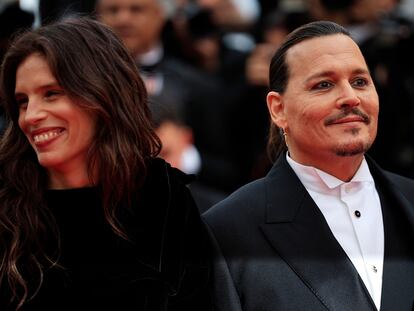 La directora Maiwenn, junto con el actor Johnny Depp, ayer en la presentación de 'Jeanne du Barry' en Cannes.