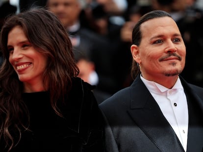 La directora Maiwenn, junto con el actor Johnny Depp, ayer en la presentación de 'Jeanne du Barry' en Cannes.