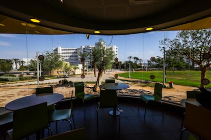 Una cafetería sin clientes en el complejo hotelero de Ein Bokek (Israel).