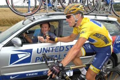 Lance Armstrong habla con su director, Johan Bruyneel, durante el último Tour.