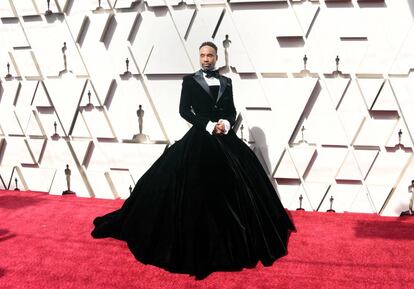 El año pasado Billy Porter ya arrasó en la alfombra roja de los Oscar con este esmoquin de terciopelo negro con falda.