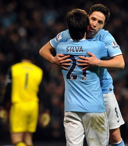 Nasri celebra con Silva el 2 a 0.