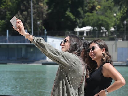 Varias jóvenes se sacan 'selfies' en el Parque de El Retiro durante el cuarto día de la Fase 1 en Madrid.