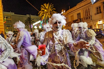En el equilibrio entre el desenfado y la preparación, las chirigotas ofrecen espectáculo asegurado en la calle durante los días de Carnaval. 