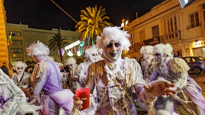 En el equilibrio entre el desenfado y la preparación, las chirigotas ofrecen espectáculo asegurado en la calle durante los días de Carnaval. Esas actuaciones gratuitas (también de los coros, cuartetos y comparsas, que también concursan) las combinan con otras por contrato que les llevará a recorrer multitud de puntos de España durante la primavera y el verano.
