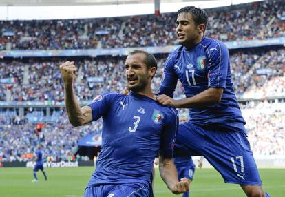 Giorgio Chiellini, celebra amb Eder el primer gol d'Itàlia durant el partit entre Itàlia i Espanya.