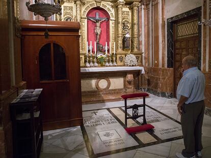 La lápida de Gonzalo Queipo de Llano en la basílica de La Macarena.