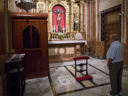 La tumba de Queipo de Llano en la basílica sevillana de la Macarena.