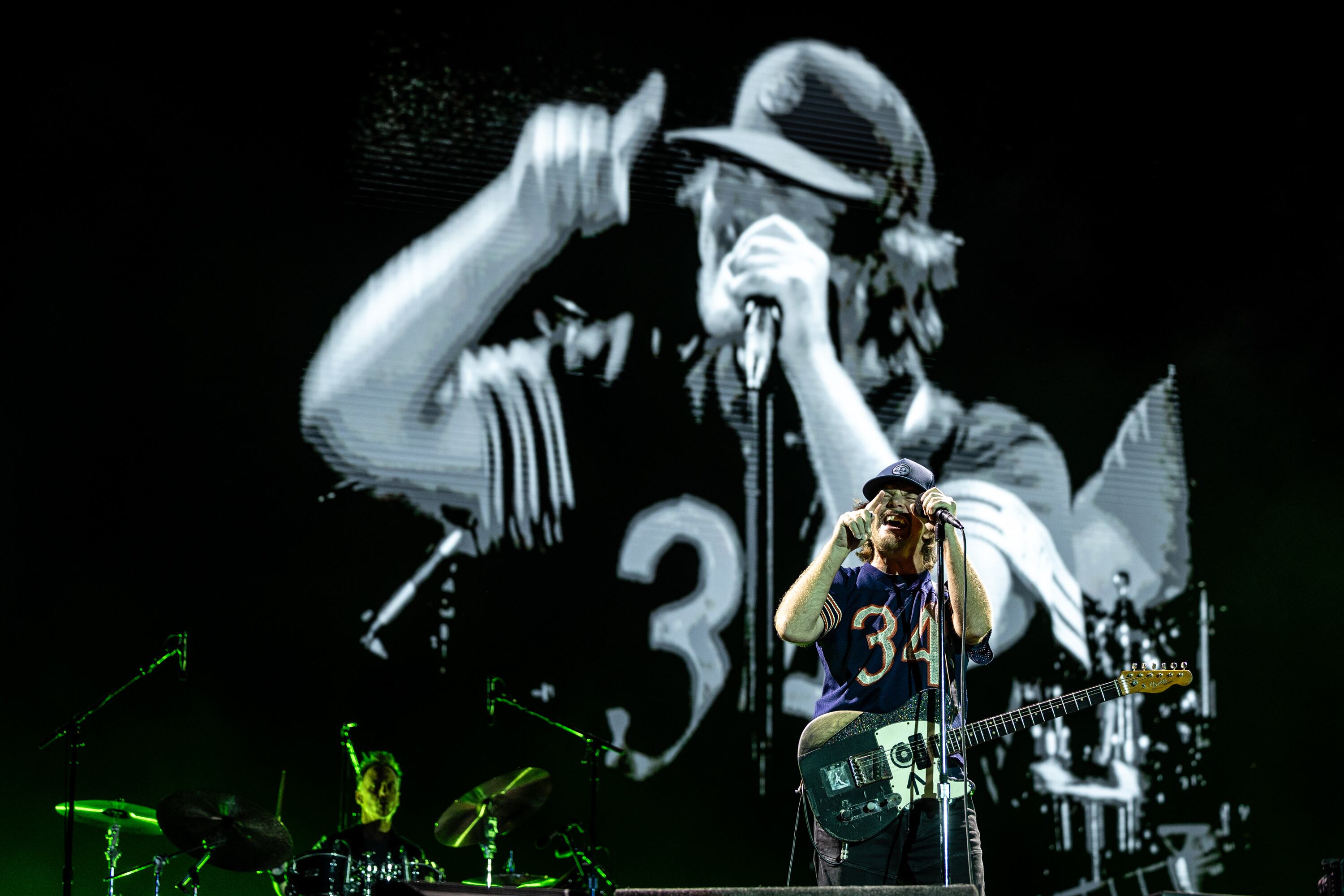 Eddie Vedder en el escenario, y detrás reflejado en una pantalla gigante.