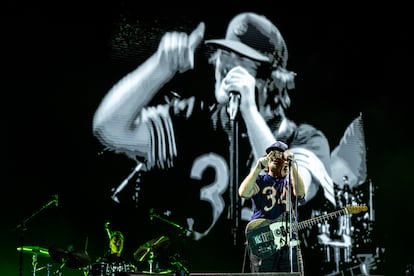 Eddie Vedder en el escenario, y detrás reflejado en una pantalla gigante. 

