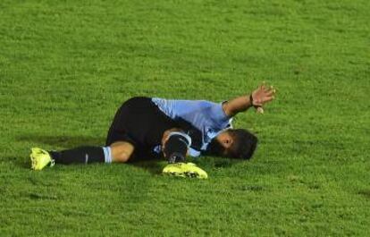 Luis Suárez tendido en el suelo, minutos antes de ser reemplazado.
