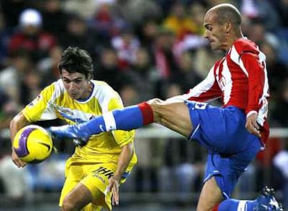 Pernía arrebata la pelota a Manu del Moral.