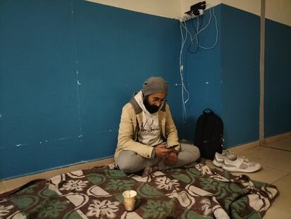 Mohammed Mohammed, a Syrian national, charging his cell phone inside a sports facility that is providing shelter for earthquake victims in the Turkish city of Sanliurfa. Photo by Antonio Pita