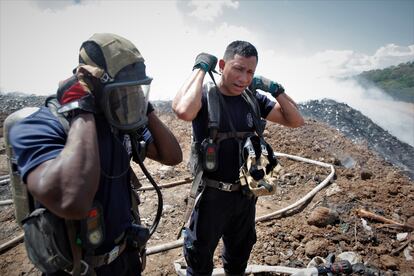 Un incendio en el Cerro Patacón, el principal vertedero de Panamá, se desató la tarde del lunes y no ha podido ser sofocado. En la imagen, dos bomberos trabajan en el incendio en Cerro Patacón, el 14 de febrero de 2023.