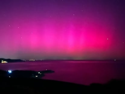 Aurora boreal desde Port de la Selva (Girona), en una imagen cedida Aina Domènech.