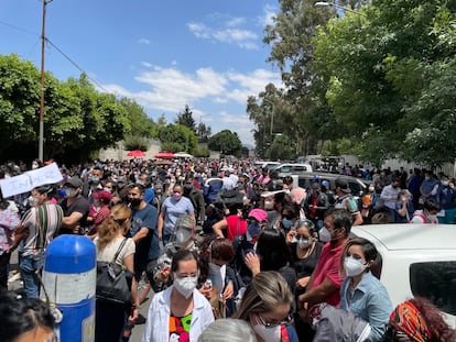 Médicos del sector privado protestan afuera de la Escuela Médico Naval, en Ciudad de México