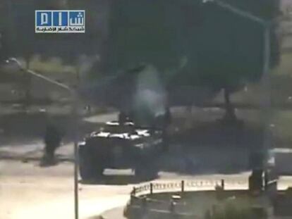 Un blindado patrulla las calles de Hama, en una imagen colgada en Internet por Shaam News Network.