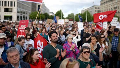 Varias personas asisten a una protesta este domingo en Berlín por la democracia y contra la violencia hacia los políticos, tras el ataque a Matthias Ecke, miembro del Parlamento Europeo.