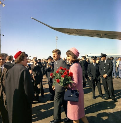 22 de noviembre de 1963. El presidente norteamericano John F. Kennedy y su mujer Jacqueline Kennedy son recibidos en el aeropuerto Love Field en Dallas, Texas.