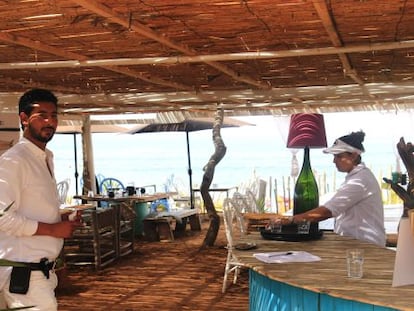 Barra del chiringuito Eden Wed, en la playa de Oued Cherrat, en Bouznika (Marruecos). 