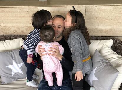 Andrés Iniesta, amb els seus tres fills.