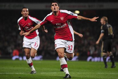 Fran Mérida celebra un gol que marcó al Liverpool con el Arsenal.