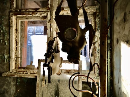 Una casa destruida tras el accidente nuclear en Chernóbil (Ucrania), uno de los lugares retratados en la serie documental.