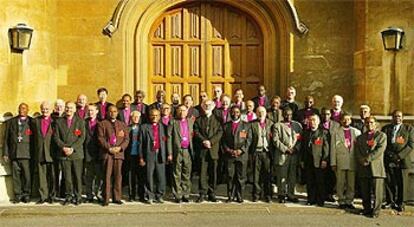 El arzobispo de Canterbury, Rowan Williams, posa con los 38 primados de la Iglesia Anglicana en el palacio de Lambeth.