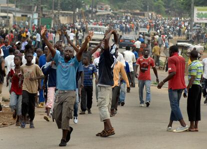 Partidarios de Ouattara recorren una calle de Abiyán.