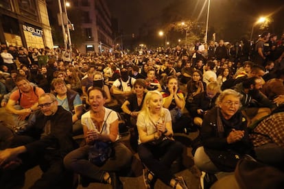 Manifestantes protestam sentados.