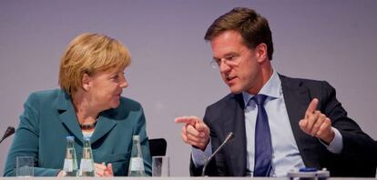 El primer ministro holand&eacute;s, Mark Rutte, conversa con la canciller Angela Merkel.