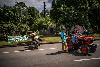 Manifestantes esperan en tractor durante un bloqueo en la vía al Llano.