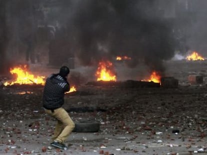 Um detrator da Hermandad lança pedras em uns distúrbios com os simpatizantes islamistas, em El Cairo , hoje.