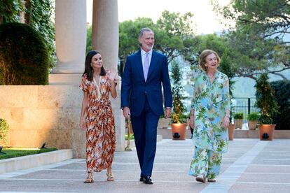 Los reyes Felipe y Letizia, en compañía de la reina Sofía, a su llegada a la recepción a la sociedad civil, celebrada el 29 de julio, en el palacio de Marivent.