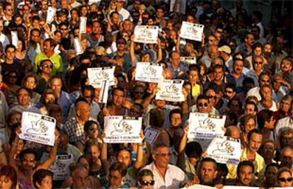 Manifestación celebrada ayer en las calles de Santa Pola contra el atentado terrorista del domingo pasado.