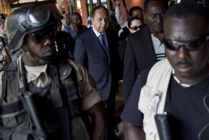 La policía haitiana traslada al ex dictador Jean-Claude Duvalier a la fiscalía para ser interrogado.