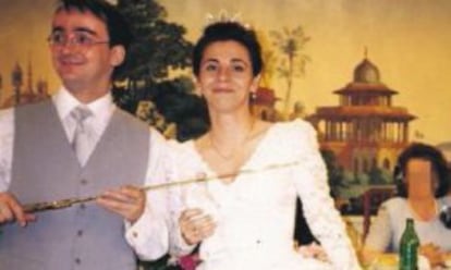 Miguel Ángel Salgado Pimentel y María Dolores Martín Pozo, el día de su boda en 1998.