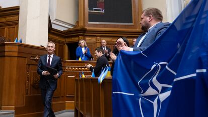 El secretario general de la OTAN, Jens Stoltenberg (a la izquierda), tras su visita al Parlamento de Ucrania, este lunes.