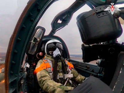 Un piloto ruso maneja un caza SU-25 en una captura de un vídeo distribuido en marzo por el Ministerio de Defensa de Rusia.