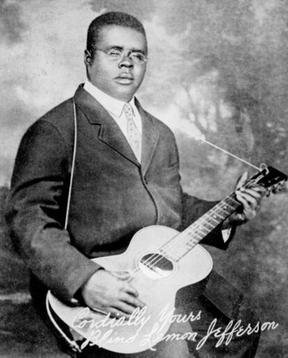  Uno de los grandes misterios del blues: ¿cómo murió el pionero Blind Lemon Jefferson (Texas, 1893- Illinois, 1929)? Los estudiosos arrojan varias teorías: envenenado por un marido celoso después de descubrir que Jefferson tenía una relación con su esposa; de un mordisco de un perro con la rabia; de un ataque al corazón… La teoría con más fundamento es la más trágica. Un gélido diciembre de 1929, salió de ofrecer un concierto, se perdió por las gélidas calles de Michigan y falleció congelado. Tenía 36 años, era ciego y su estilo de canto robusto y letras poéticas influyeron sobremanera a los Beatles y a Bob Dylan, que versionaron algunas de sus piezas. En la imagen, Blind Lemon Jefferson en 1928.