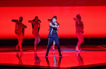 Luca Hänni ha representado a Suiza, que era una de las favoritas, con el tema 'She Got Me'. Una puesta en escena que ha recordado a Suecia en Eurovisión 2018.