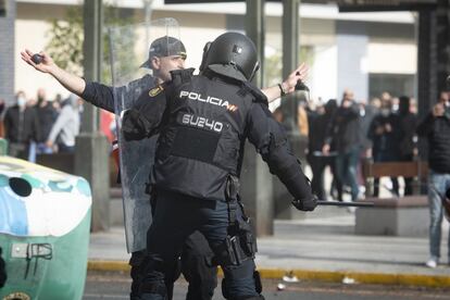 Un policía carga contra un trabajador que caminaba de forma pacífica por la avenida principal de Cádiz, España.