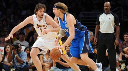 El jugador Dirk Nowitzki de los Mavericks de Dallas dribla ante Pau Gasol de Los Lakers.