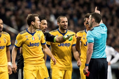 Buffon reconoció que el Real Madrid había "merecido pasar" a las semifinales. "Han sido más fuertes que nosotros, seguramente ganarán la 'Champions' y para mí ha sido un honor jugar contra ellos, pero esta noche merecíamos la prórroga, no salir así", sentenció.