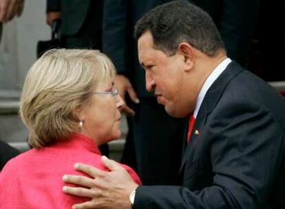 Michelle Bachelet y Hugo Chávez, ayer en Caracas.