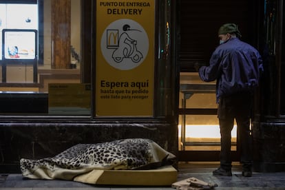 Un trabajador cierra un local tras la entrada en vigor del toque de queda en Madrid.